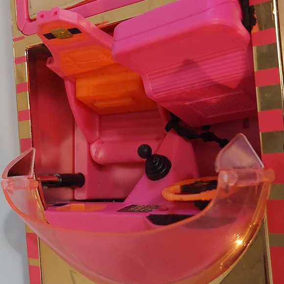 LOL OMG Surprise Car-Pool Coupe, Surprise Pool & Dance Floor; Pink and Gold, 15" - Picture 5 of 16